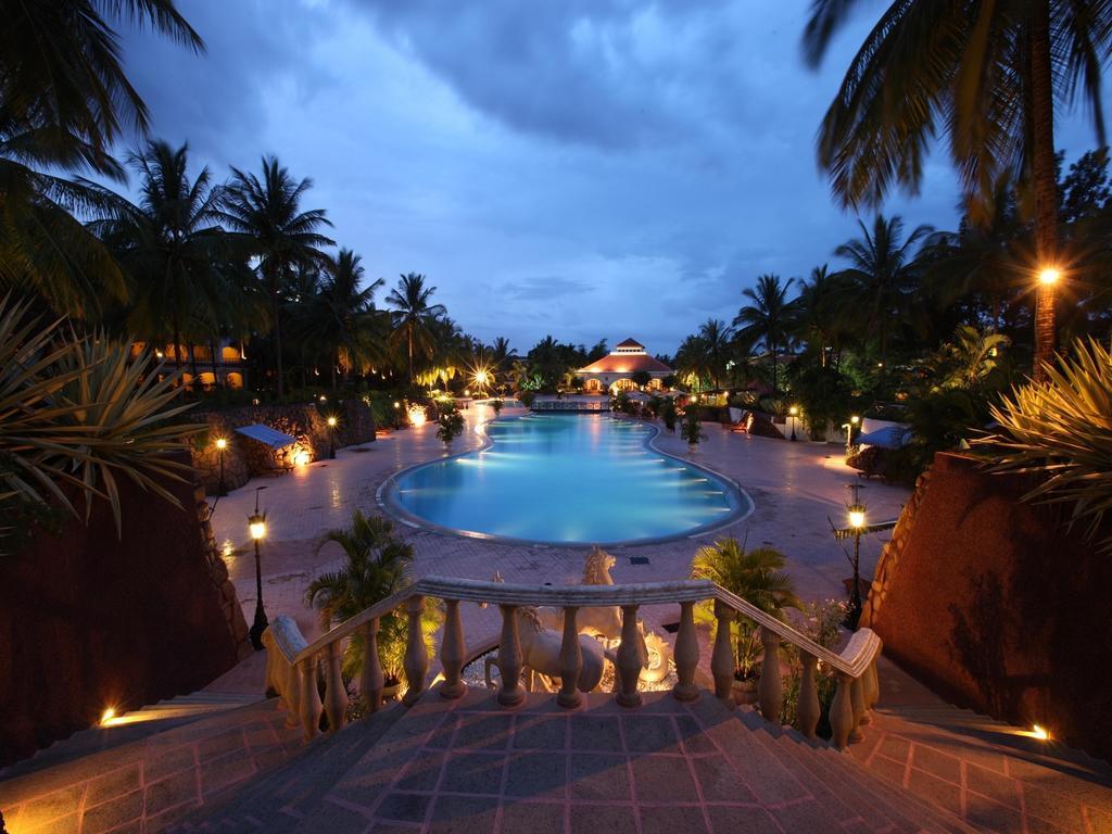 The Golden Palms Hotel & Spa Chik Bānavar Exterior foto